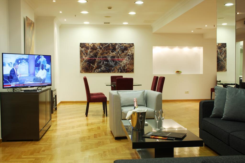 Suite Semi-Basement,112084872:JPEG