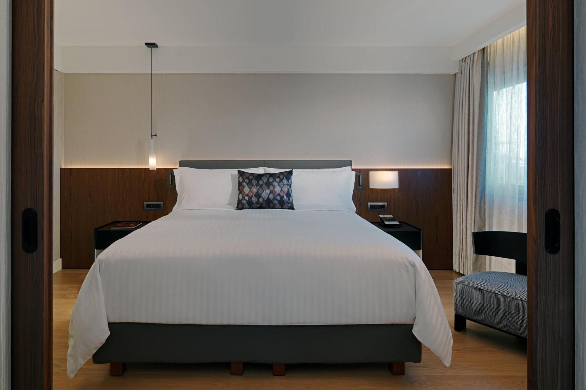 Corner Suite King Bed City or Park View,1634398094:JPEG