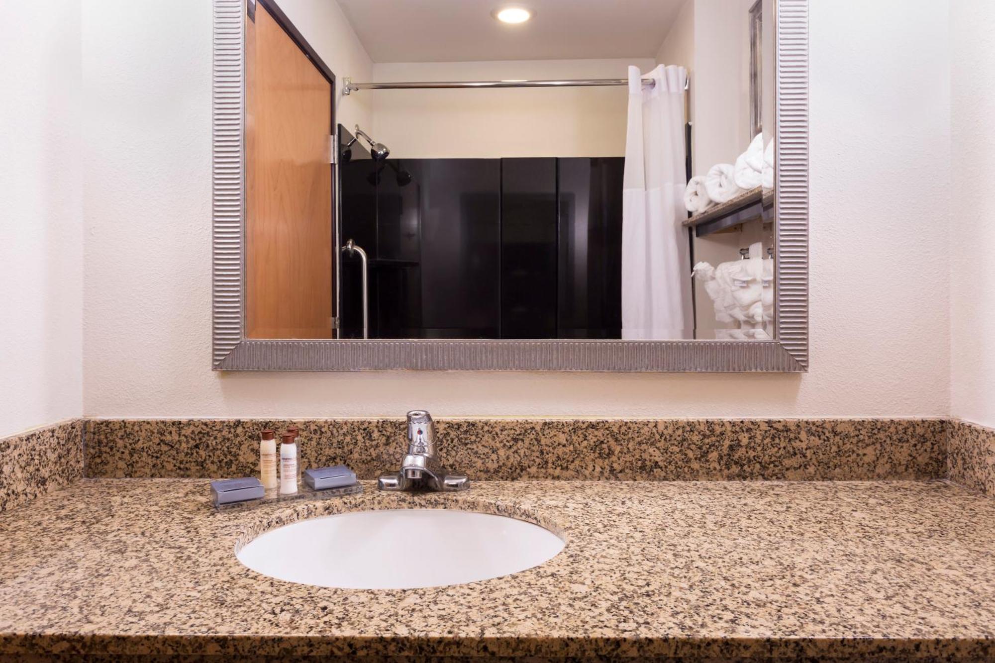 King Room Bath Tub Mobility Accessible or Non-Smoking,566775588:JPEG